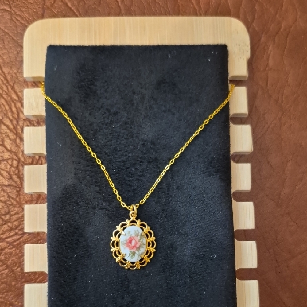 NWOT! Handmade Dainty Gold Tone Floral Pendant Necklace!